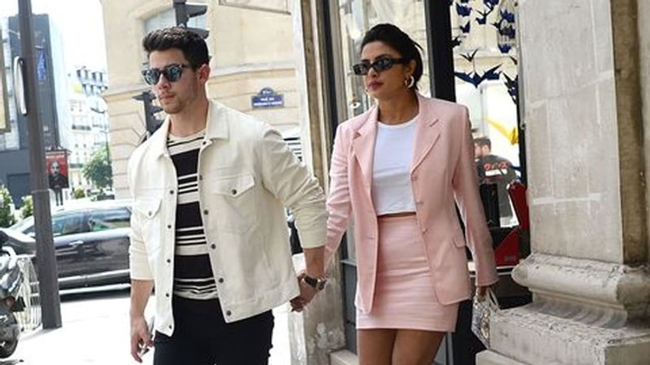 priyanka chopra ने UK में तोड़ा लॉकडाउन नियम, मम्मी और डॉगी के साथ पहुंची यहां priyanka chopra ने UK में तोड़ा लॉकडाउन नियम, मम्मी और डॉगी के साथ पहुंची यहां