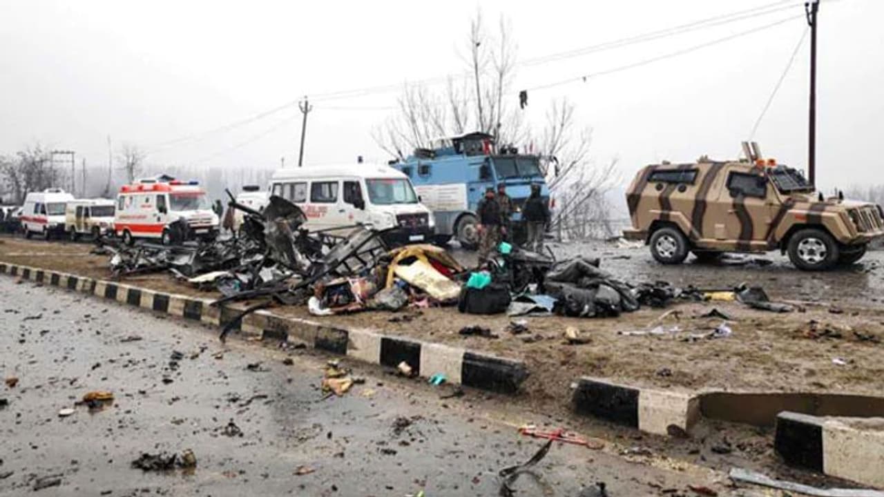 ভূস্বর্গে ভয়ঙ্কর জঙ্গি হামলায় শহিদ হয়েছিল ৪০ CRPF জওয়ান, পুলওয়ামা হামলার ২ বছর পার ভূস্বর্গে ভয়ঙ্কর জঙ্গি হামলায় শহিদ হয়েছিল ৪০ CRPF জওয়ান, পুলওয়ামা হামলার ২ বছর পার