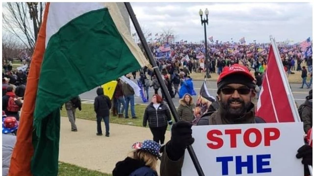 യുഎസ് ക്യാപിറ്റോള് മന്ദിരത്തിലെ ആക്രമണത്തിനിടെ ഇന്ത്യന് പതാക വീശിയത് മലയാളി യുഎസ് ക്യാപിറ്റോള് മന്ദിരത്തിലെ ആക്രമണത്തിനിടെ ഇന്ത്യന് പതാക വീശിയത് മലയാളി