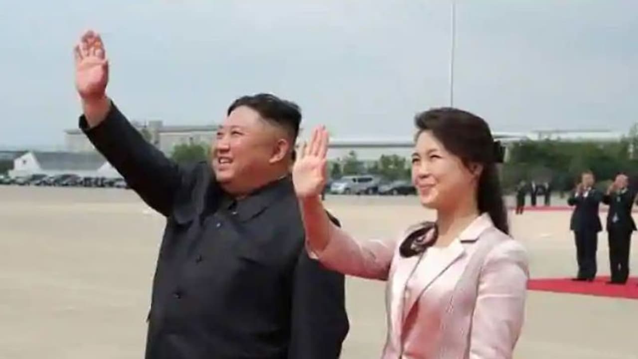 জল্পনা উস্কে দিয়ে প্রকাশ্যে কিমের স্ত্রী, পাঁচ মাস তাঁকে দেখা যায়নি কোনও অনুষ্ঠানে