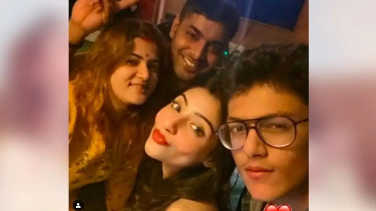 রোশনকে 'আক্রমণ' শ্রাবন্তীর ছেলের, কুমন্তব্যে ভরিয়ে দিল সোশ্যাল মিডিয়া রোশনকে 'আক্রমণ' শ্রাবন্তীর ছেলের, কুমন্তব্যে ভরিয়ে দিল সোশ্যাল মিডিয়া