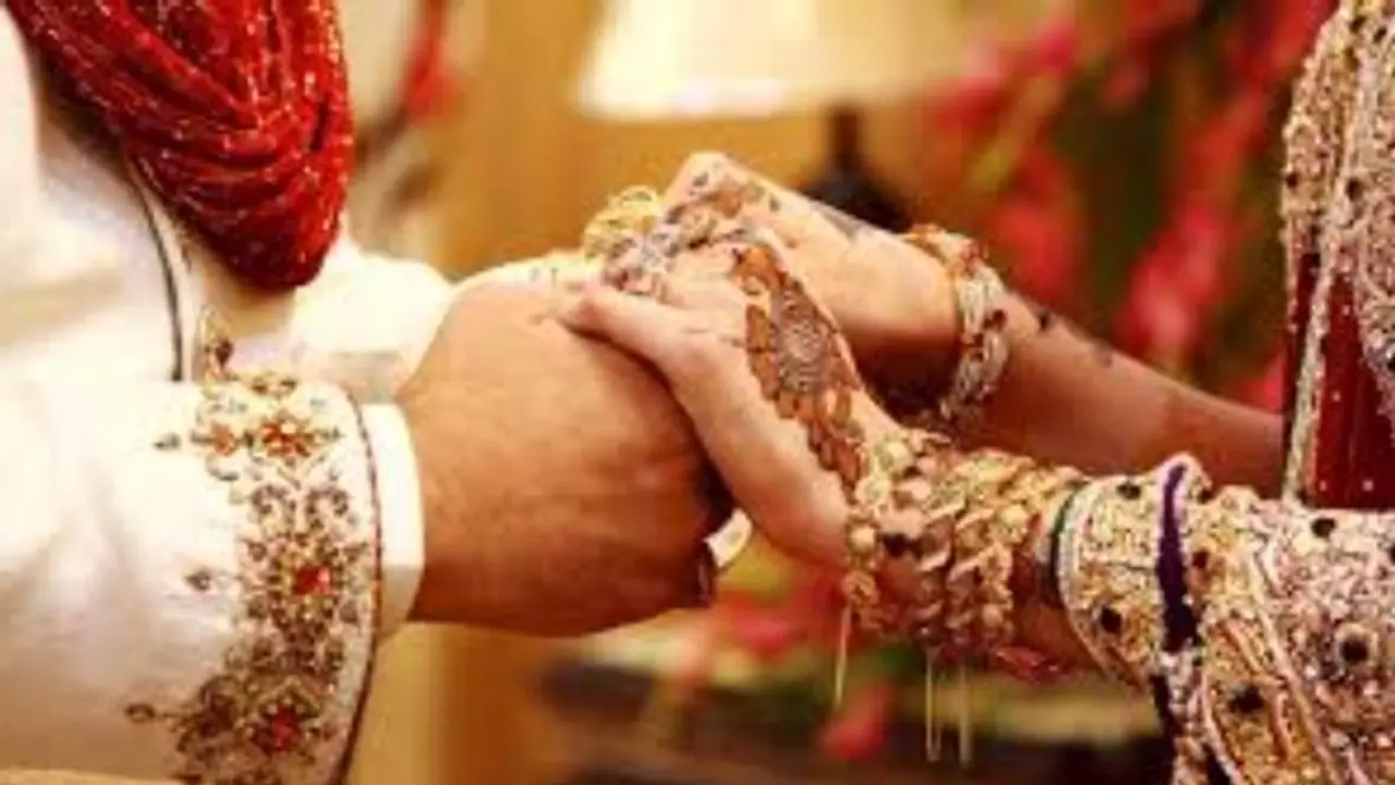 മുസ്ലീം യുവാവുമായി വിവാഹം, കേസെടുത്ത് പൊലീസ്, മതംമാറിയില്ലെന്ന് യുവതി, യുവാവിന്റെ വീട്ടുകാർക്ക് നേരെ ആക്രമണം മുസ്ലീം യുവാവുമായി വിവാഹം, കേസെടുത്ത് പൊലീസ്, മതംമാറിയില്ലെന്ന് യുവതി, യുവാവിന്റെ വീട്ടുകാർക്ക് നേരെ ആക്രമണം