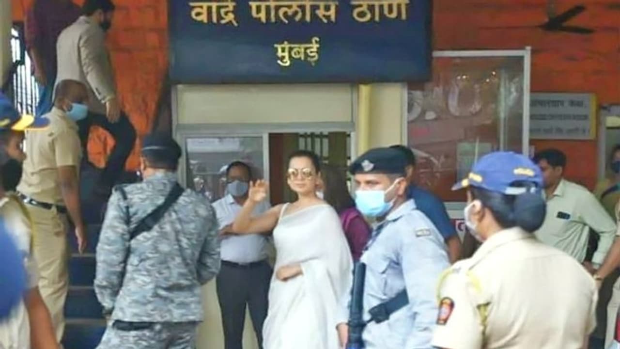 राजद्रोह मामले में कंगना से 2 घंटे तक चली पूछताछ, एक्ट्रेस बोली मुझ पर हंसने तक के लिए हो चुका केस राजद्रोह मामले में कंगना से 2 घंटे तक चली पूछताछ, एक्ट्रेस बोली मुझ पर हंसने तक के लिए हो चुका केस