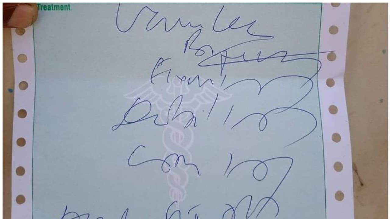 ആര് വായിക്കും ഈ കുറിപ്പടി? സോഷ്യൽ മീഡിയക്ക് പിന്നാലെ കൊല്ലം ഡിഎംഒയും ചോദിച്ചു, ആശുപത്രി സൂപ്രണ്ട് മറുപടി പറയണം ആര് വായിക്കും ഈ കുറിപ്പടി? സോഷ്യൽ മീഡിയക്ക് പിന്നാലെ കൊല്ലം ഡിഎംഒയും ചോദിച്ചു, ആശുപത്രി സൂപ്രണ്ട് മറുപടി പറയണം