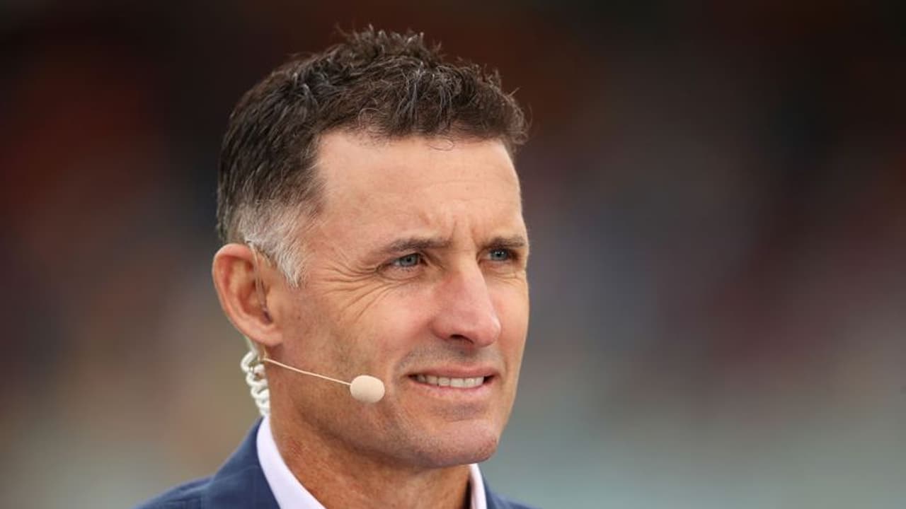 করোনা থেকে মুক্তি পাওয়ার ৪৮ ঘণ্টার মধ্যে ফের পজেটিভ, মাথায় হাত মাইক হাসির করোনা থেকে মুক্তি পাওয়ার ৪৮ ঘণ্টার মধ্যে ফের পজেটিভ, মাথায় হাত মাইক হাসির