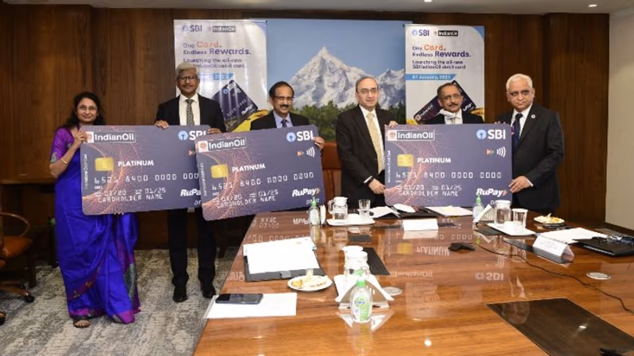 എസ്ബിഐയും ഇന്ത്യന് ഓയിലും ചേര്ന്ന് റുപേ ഡെബിറ്റ് കാര്ഡ് പുറത്തിറക്കി എസ്ബിഐയും ഇന്ത്യന് ഓയിലും ചേര്ന്ന് റുപേ ഡെബിറ്റ് കാര്ഡ് പുറത്തിറക്കി