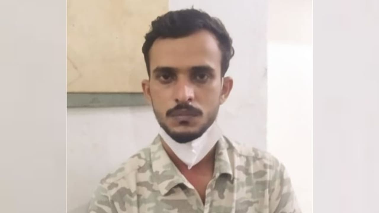 ബൈക്ക് മോഷണവും പെൺകുട്ടികളെ വലയിലാക്കി തട്ടിപ്പും: കോഴിക്കോട്ട് യുവാവ് അറസ്റ്റിൽ ബൈക്ക് മോഷണവും പെൺകുട്ടികളെ വലയിലാക്കി തട്ടിപ്പും: കോഴിക്കോട്ട് യുവാവ് അറസ്റ്റിൽ