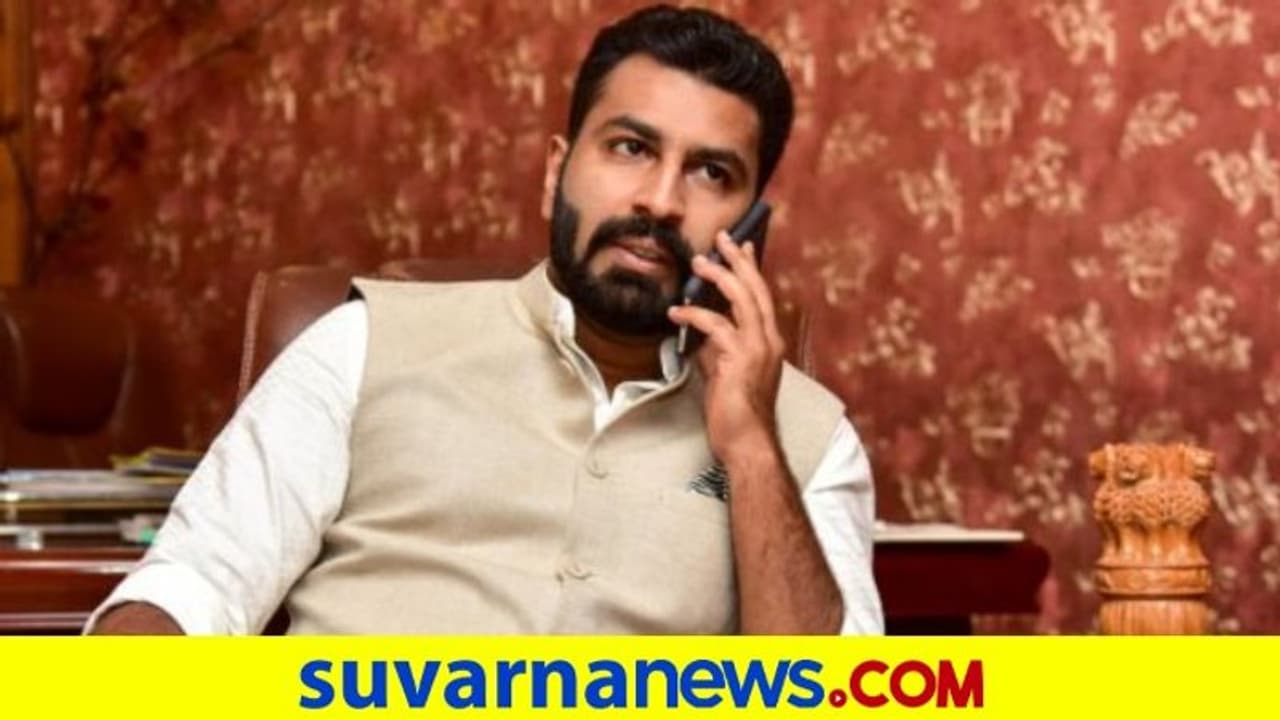 Congress Politics: ಬಳ್ಳಾರಿ ಯುವ ಕಾಂಗ್ರೆಸ್ ಅಧ್ಯಕ್ಷಗೆ ನಲಪಾಡ್ ಥಳಿತ Congress Politics: ಬಳ್ಳಾರಿ ಯುವ ಕಾಂಗ್ರೆಸ್ ಅಧ್ಯಕ್ಷಗೆ ನಲಪಾಡ್ ಥಳಿತ