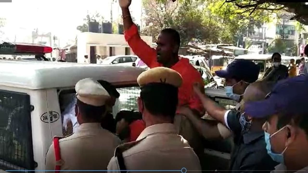 టిఆర్ఎస్ బిజెపి బాహాబాహి.. కేటిఆర్ పర్యటన ఉద్రిక్తం (వీడియో) టిఆర్ఎస్ బిజెపి బాహాబాహి.. కేటిఆర్ పర్యటన ఉద్రిక్తం (వీడియో)