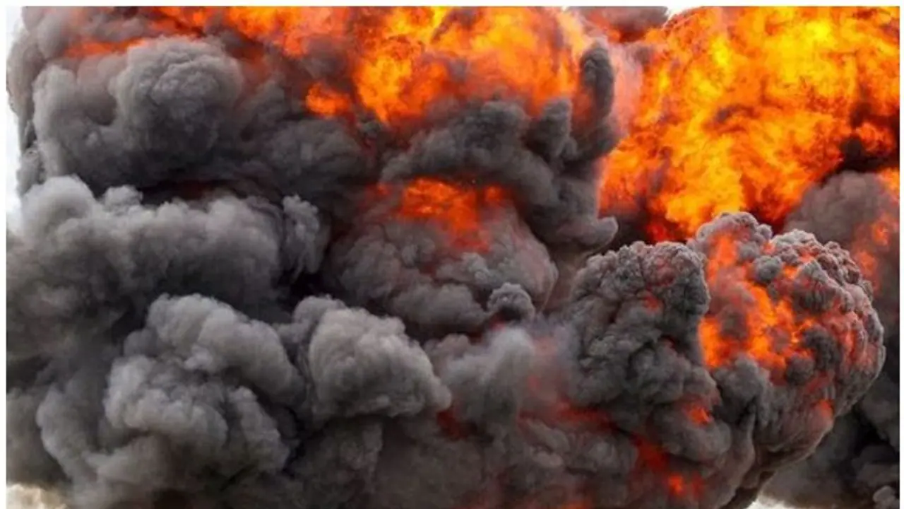 കുവൈത്തില് എണ്ണ ടാങ്കര് പൊട്ടിത്തെറിച്ച് അപകടം; രണ്ടുപേര് മരിച്ചു കുവൈത്തില് എണ്ണ ടാങ്കര് പൊട്ടിത്തെറിച്ച് അപകടം; രണ്ടുപേര് മരിച്ചു