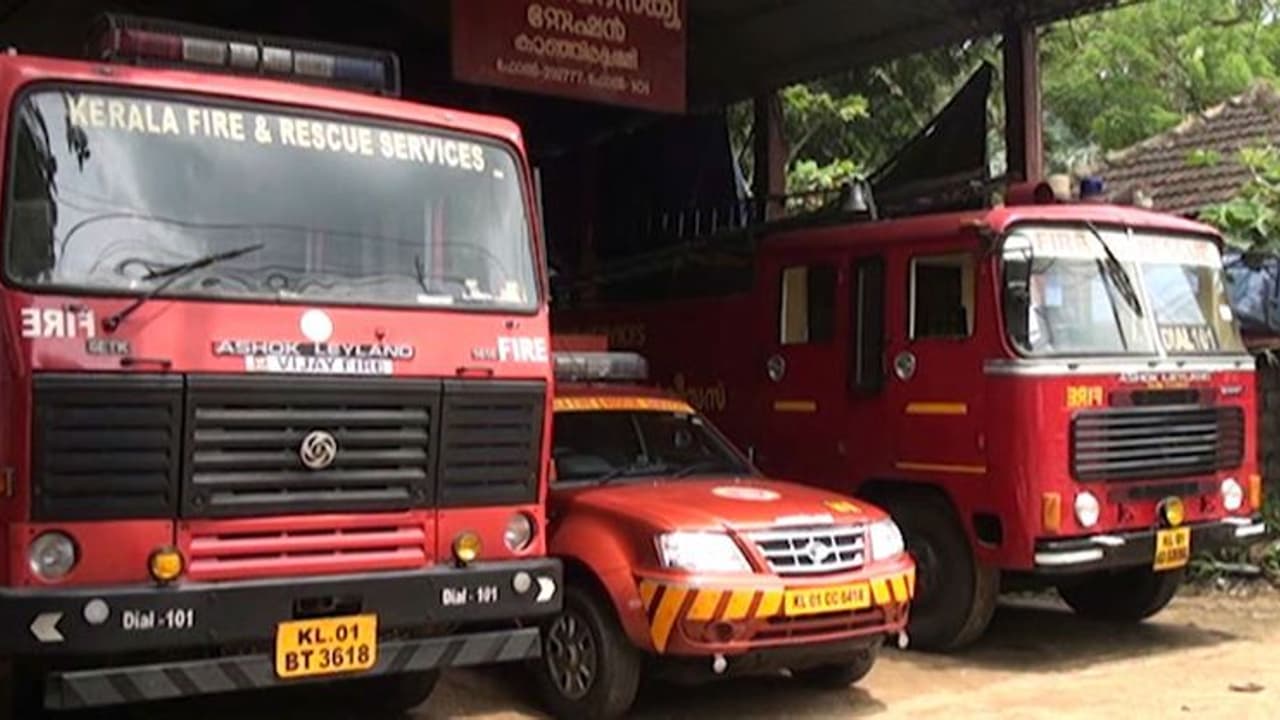 അബദ്ധത്തില് ശുചിമുറിയിലെ ക്ലോസറ്റില് കാല് കുടുങ്ങിയ പ്ലസ് വണ് വിദ്യാര്ത്ഥിനിയെ രക്ഷപ്പെടുത്തി അബദ്ധത്തില് ശുചിമുറിയിലെ ക്ലോസറ്റില് കാല് കുടുങ്ങിയ പ്ലസ് വണ് വിദ്യാര്ത്ഥിനിയെ രക്ഷപ്പെടുത്തി