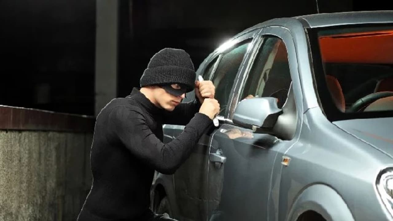 चाबी लगी Car छोड़ना पतिदेव को पड़ा भारी, Wife सहित कार को लेकर 9 2 11 हो गया चोर चाबी लगी Car छोड़ना पतिदेव को पड़ा भारी, Wife सहित कार को लेकर 9 2 11 हो गया चोर