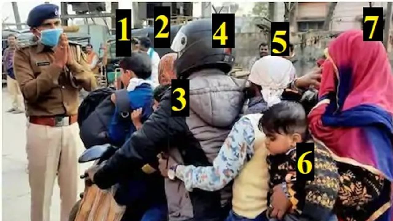 बाइक पर पूरी family ,देखकर पुलिस ऑफिसर भी हैरान,बीच सड़क पर जोड़ लिए हाथ बाइक पर पूरी family ,देखकर पुलिस ऑफिसर भी हैरान,बीच सड़क पर जोड़ लिए हाथ