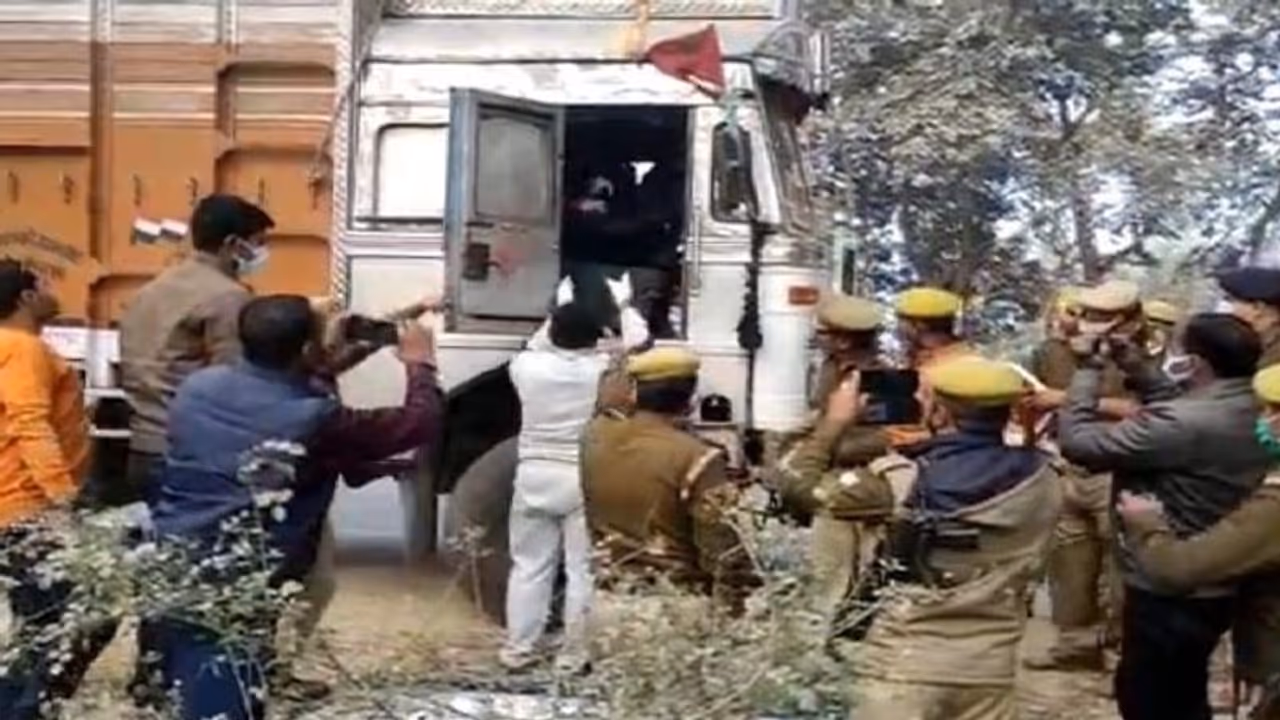 5 किमी के अंदर मिली 3 लाश, जांच में पहुंची पुलिस को मिले 90 हजार 5 किमी के अंदर मिली 3 लाश, जांच में पहुंची पुलिस को मिले 90 हजार