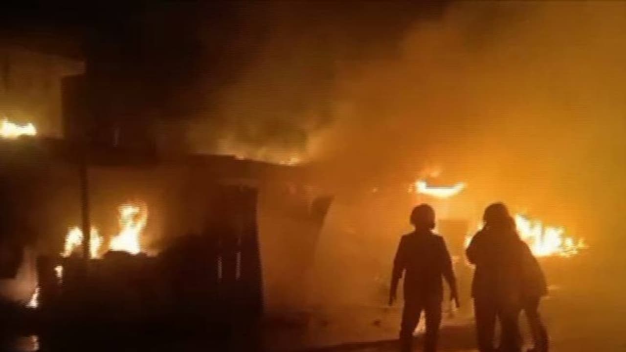 കന്യാകുമാരിയിൽ തീപിടിത്തത്തിൽ എഴുപതോളം കടകൾ കത്തിനശിച്ചു കന്യാകുമാരിയിൽ തീപിടിത്തത്തിൽ എഴുപതോളം കടകൾ കത്തിനശിച്ചു