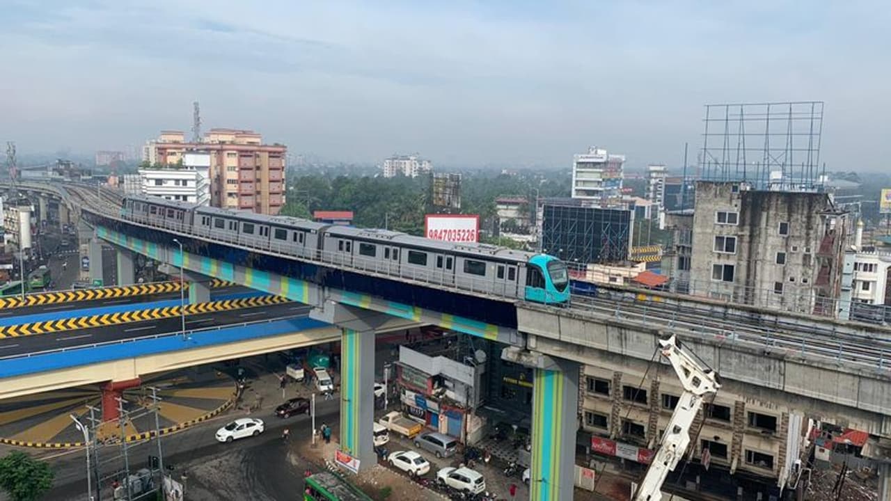 എറണാകുളത്ത് പ്രാദേശിക ലോക്ക് ഡൗൺ: മൂന്ന് പഞ്ചായത്തുകളും കോർപ്പറേഷനിലെ അഞ്ച് വാർഡുകളും അടച്ചിടും