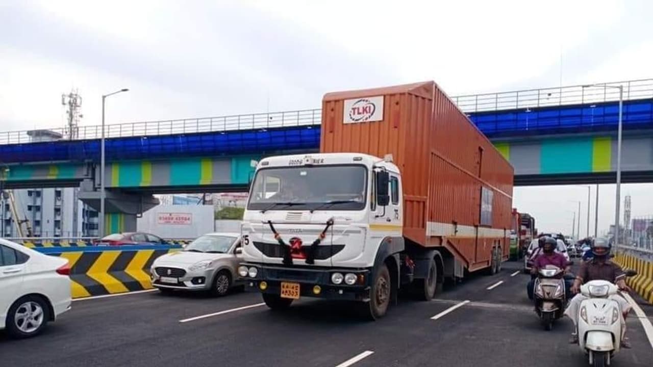 ഉദ്ഘാടന ദിവസം വൈറ്റില പാലത്തിന് മുകളില് തകര്ന്നുവീണ വ്യാജപ്രചരണം.! ഉദ്ഘാടന ദിവസം വൈറ്റില പാലത്തിന് മുകളില് തകര്ന്നുവീണ വ്യാജപ്രചരണം.!