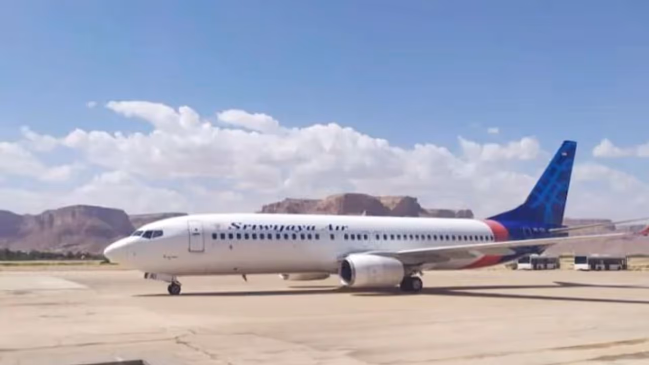 উপকূলের দিকে ভেসে এল দেহাংশ, ইন্দোনেশিয়ার দুর্ঘটনাগ্রস্ত বিমানের খোঁজে যুদ্ধজাহাজ