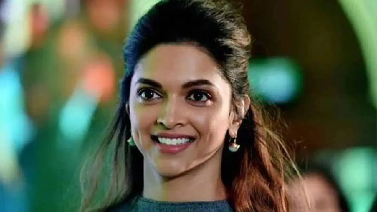 രണ്ട് ലക്ഷം രൂപയുടെ കോട്ടില് സ്റ്റൈലന് ലുക്കില് ദീപിക പദുകോണ് രണ്ട് ലക്ഷം രൂപയുടെ കോട്ടില് സ്റ്റൈലന് ലുക്കില് ദീപിക പദുകോണ്