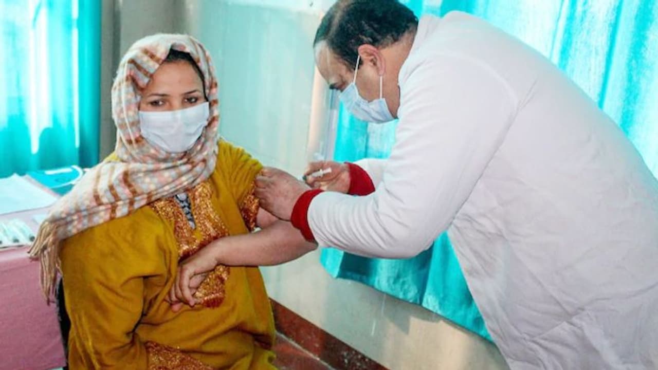 'ലോകത്തിലെ ഏറ്റവും വലിയ വാക്സിൻ നിർമ്മാതാവാണ് ഇന്ത്യ'; ഇന്ത്യൻ വാക്സിനുകൾ വിശ്വസനീയമാണെന്ന് സമ്മതിച്ച് ചൈന 'ലോകത്തിലെ ഏറ്റവും വലിയ വാക്സിൻ നിർമ്മാതാവാണ് ഇന്ത്യ'; ഇന്ത്യൻ വാക്സിനുകൾ വിശ്വസനീയമാണെന്ന് സമ്മതിച്ച് ചൈന