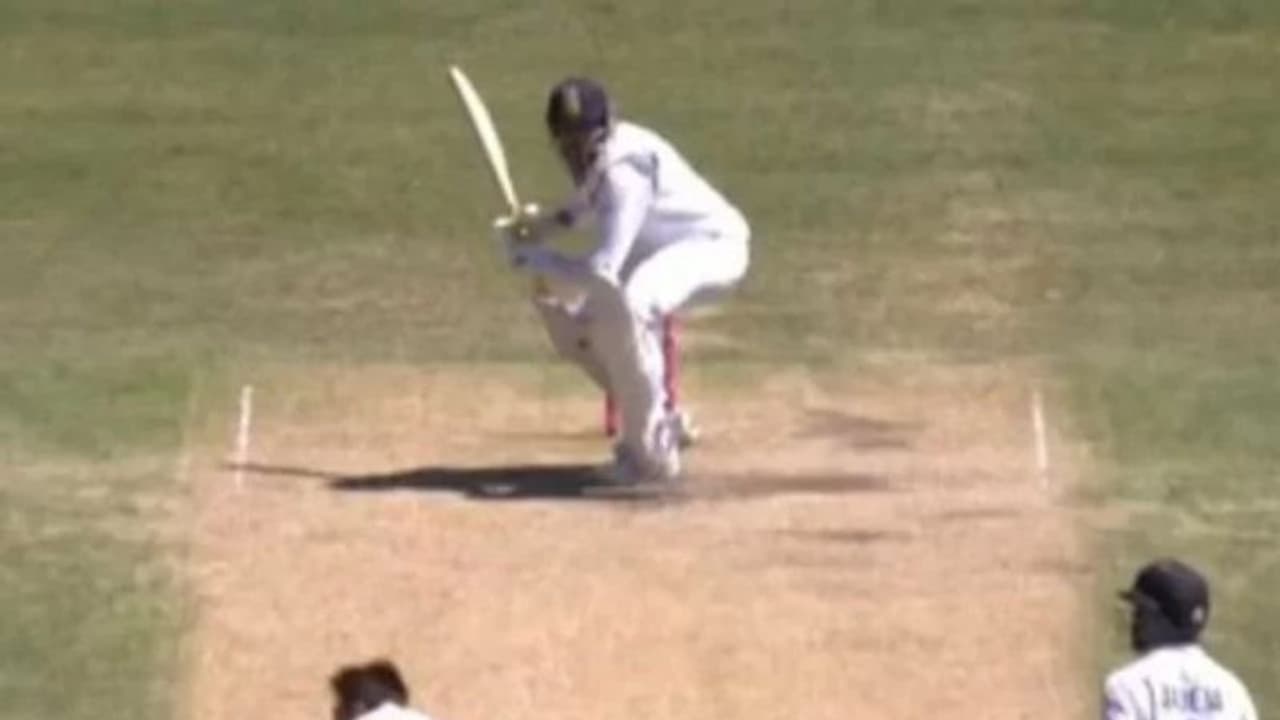 അന്ന് കരയിച്ചു, ഇന്ന് ചിരിപ്പിച്ചു; കമിന്‍സ് പന്ത് കൈവിടും മുമ്പെ പിച്ചില്‍ കുനിഞ്ഞിരുന്ന് സിറാജ്