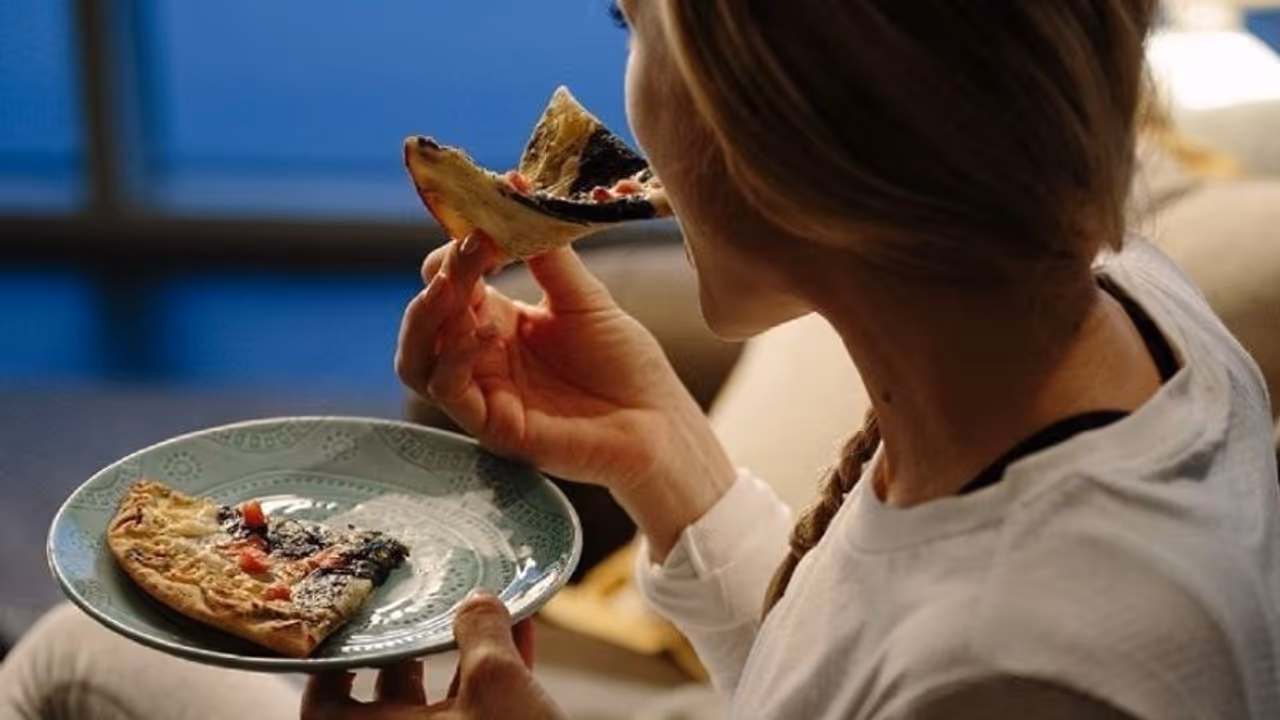 രാത്രിയില് ഇടയ്ക്കിടെ ഭക്ഷണം കഴിക്കുന്നത് വണ്ണം കൂടാന് ഇടയാക്കുമോ? രാത്രിയില് ഇടയ്ക്കിടെ ഭക്ഷണം കഴിക്കുന്നത് വണ്ണം കൂടാന് ഇടയാക്കുമോ?