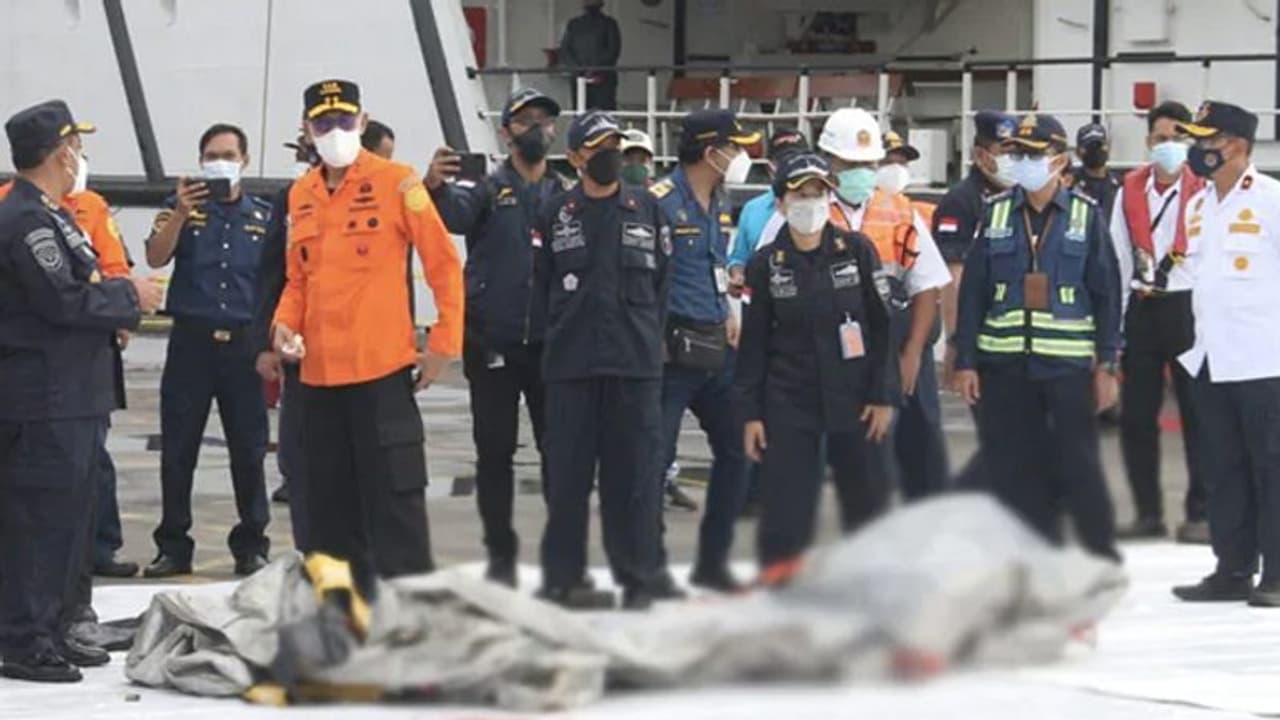 62 यात्री ले जा रहा विमान क्रैश, समुद्र से निकल रहे शरीर और कपड़ों के चीथड़े; 1 मिनट में 10000 फीट आया नीचे 62 यात्री ले जा रहा विमान क्रैश, समुद्र से निकल रहे शरीर और कपड़ों के चीथड़े; 1 मिनट में 10000 फीट आया नीचे