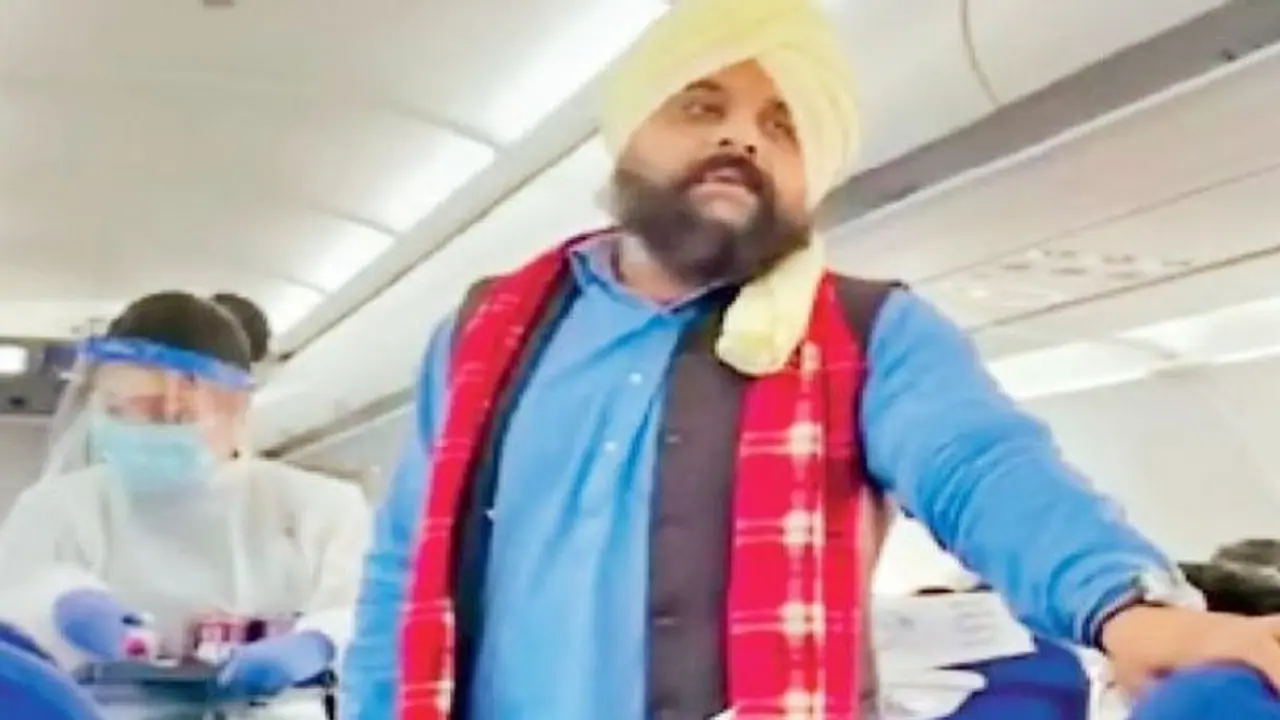 एक एकड़ जमीन फिर भी किसानों के लिए खुद के खर्चे पर प्लेन में करता सफर, लोग कहते यही भारत मां का सपूत एक एकड़ जमीन फिर भी किसानों के लिए खुद के खर्चे पर प्लेन में करता सफर, लोग कहते यही भारत मां का सपूत