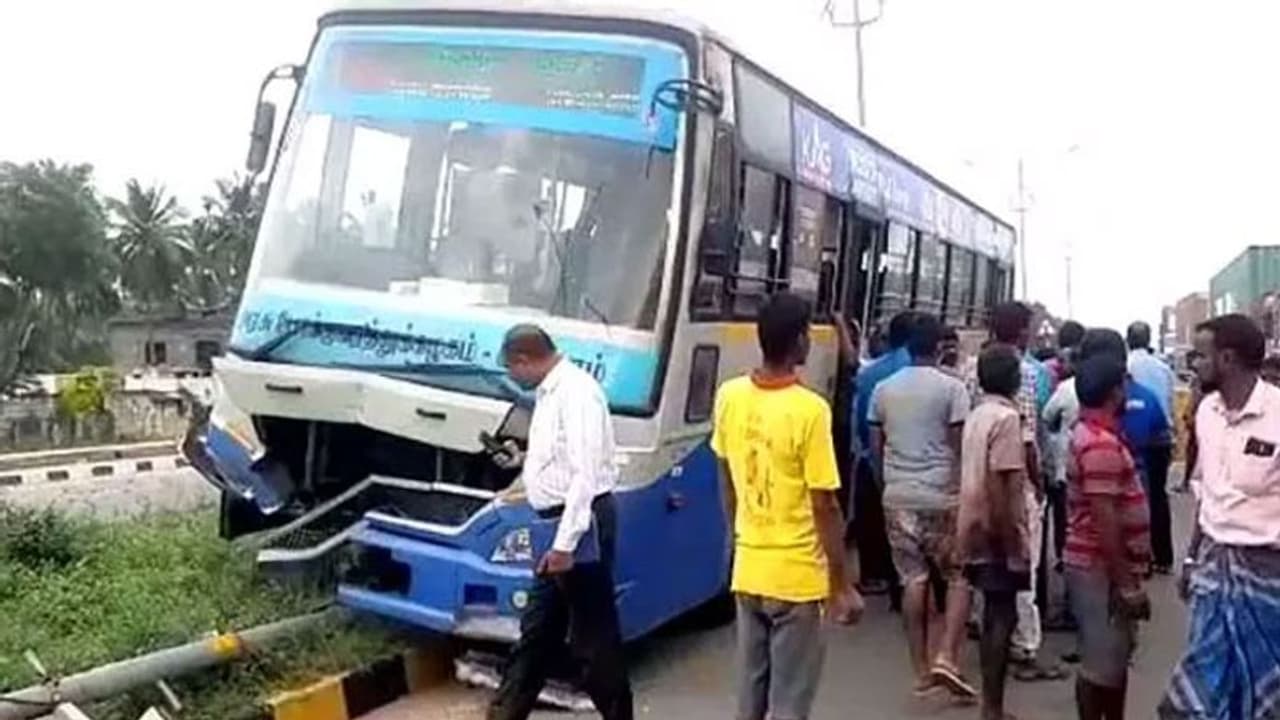 ஓட்டுநருக்கு திடீர் வலிப்பு.. தாறுமாறாக ஓடிய பேருந்து.. நடத்துனரின் சாமர்த்தியதால் உயிர் பிழைத்த 35 பயணிகள்.!