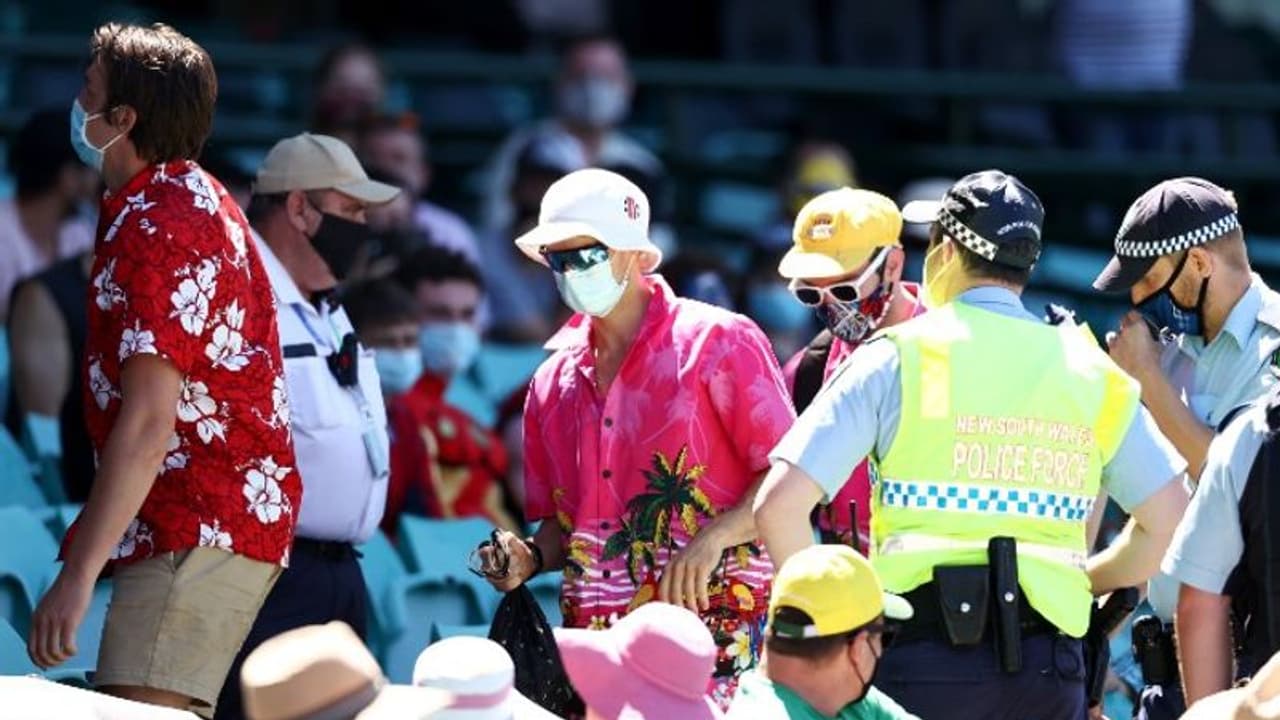 ಸಿರಾಜ್ ಮೇಲೆ ಮತ್ತೆ ಜನಾಂಗೀಯ ನಿಂದನೆ; 6 ಪ್ರೇಕ್ಷಕರ ಹೊರದಬ್ಬಿದ ಸಿಬ್ಬಂದಿ!