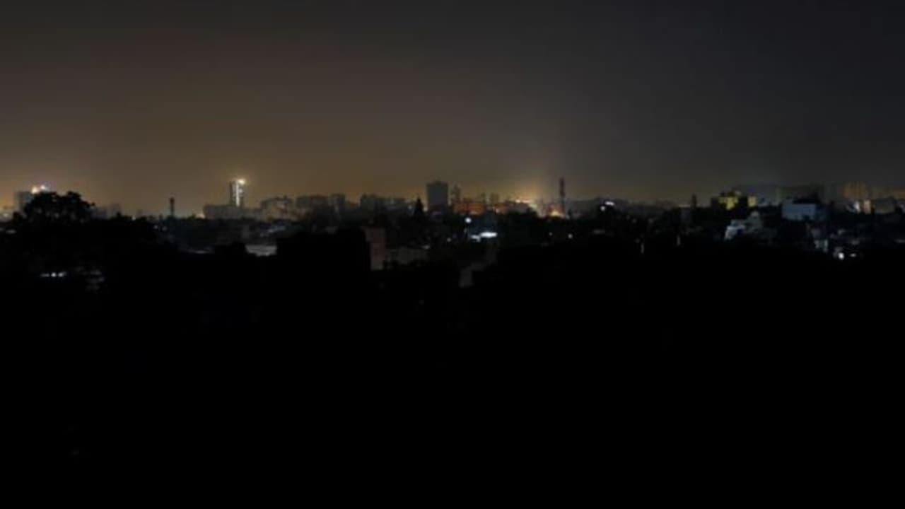 വൈദ്യുത ഗ്രിഡ് തകരാറിലായി; ഇരുട്ടിലായി പാക്കിസ്ഥാനിലെ പ്രധാന നഗരങ്ങള് വൈദ്യുത ഗ്രിഡ് തകരാറിലായി; ഇരുട്ടിലായി പാക്കിസ്ഥാനിലെ പ്രധാന നഗരങ്ങള്