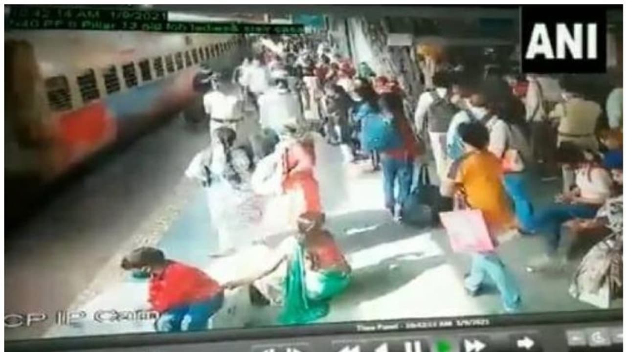 രക്ഷകരായി റെയില്‍വേ പൊലീസ്; തീവണ്ടിക്കടിയില്‍പ്പെട്ട യുവതിയെ രക്ഷിക്കുന്ന വീഡിയോ