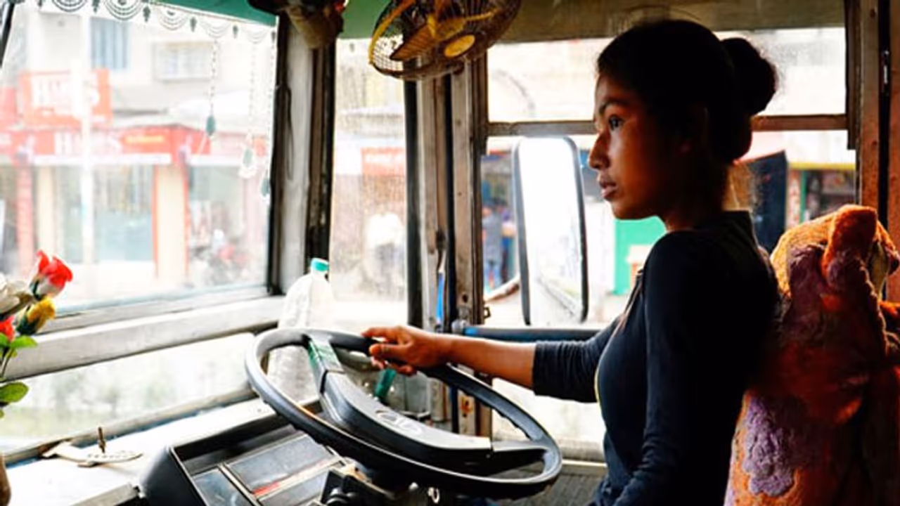 మొట్ట మొదటి మహిళా డ్రైవర్.. ఇది కదా మహిళా సాధికారత..! మొట్ట మొదటి మహిళా డ్రైవర్.. ఇది కదా మహిళా సాధికారత..!