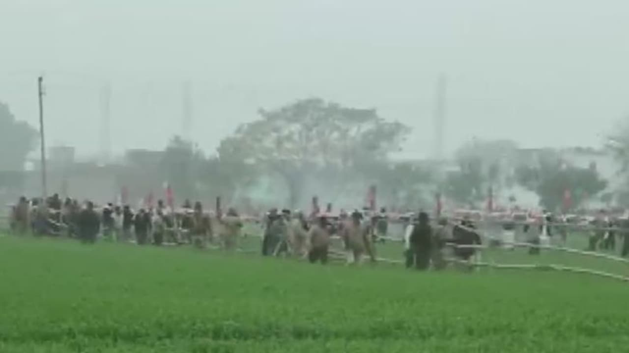 দিল্লিতে আত্মঘাতী অন্নদাতা, হরিয়ানাতে কৃষকদের আটকাতে কাঁদানে গ্যাস পুলিশের দিল্লিতে আত্মঘাতী অন্নদাতা, হরিয়ানাতে কৃষকদের আটকাতে কাঁদানে গ্যাস পুলিশের