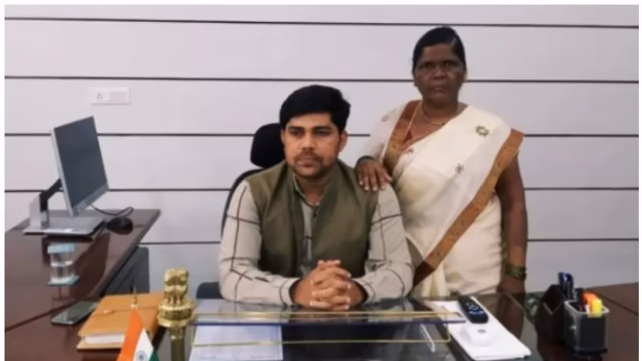 വളക്കച്ചവടക്കാരനിൽ നിന്നും ഐഎഎസ്സിലേക്ക്, പട്ടിണിയും ദാരിദ്ര്യവും മറികടന്നതിങ്ങനെ; ആര്ക്കും പ്രചോദനമാണീ കഥ വളക്കച്ചവടക്കാരനിൽ നിന്നും ഐഎഎസ്സിലേക്ക്, പട്ടിണിയും ദാരിദ്ര്യവും മറികടന്നതിങ്ങനെ; ആര്ക്കും പ്രചോദനമാണീ കഥ