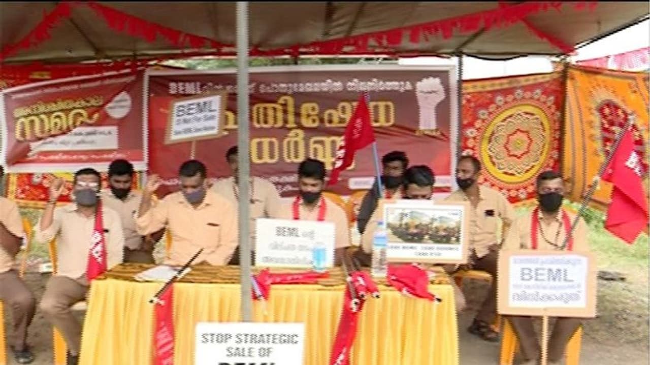 ലാഭത്തിൽ പ്രവർത്തിക്കുന്ന പൊതുമേഖല സ്ഥാപനത്തിന്റെ ഓഹരികൾ സ്വകാര്യമേഖലയ്ക്ക് കൈമാറാൻ നീക്കം, തൊഴിലാളി സമരം ലാഭത്തിൽ പ്രവർത്തിക്കുന്ന പൊതുമേഖല സ്ഥാപനത്തിന്റെ ഓഹരികൾ സ്വകാര്യമേഖലയ്ക്ക് കൈമാറാൻ നീക്കം, തൊഴിലാളി സമരം