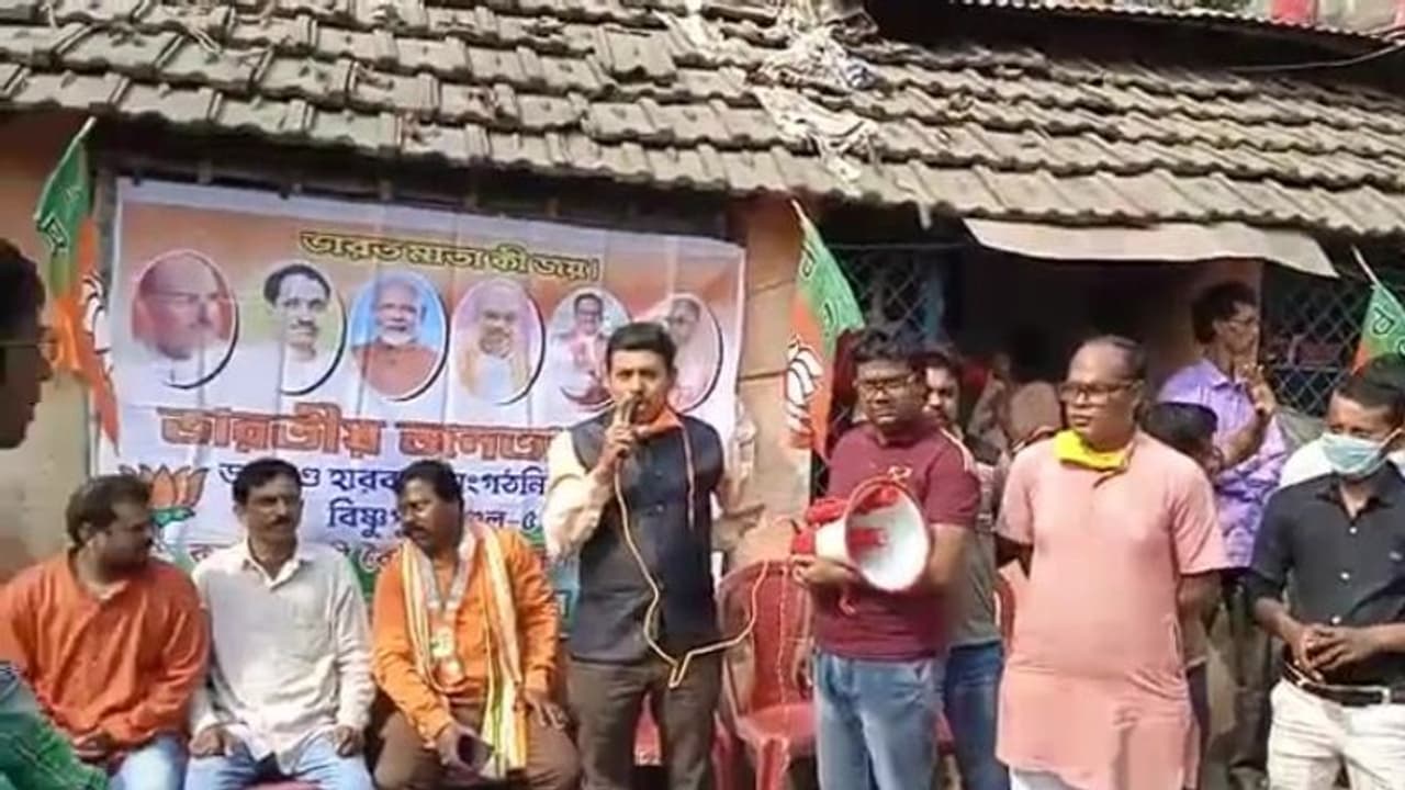 বিজেপির কর্মসূচিতে তৃণমূলের 'হামলা', মারধরের জেরে 'মাথা ফাটল' এক কর্মীর বিজেপির কর্মসূচিতে তৃণমূলের 'হামলা', মারধরের জেরে 'মাথা ফাটল' এক কর্মীর