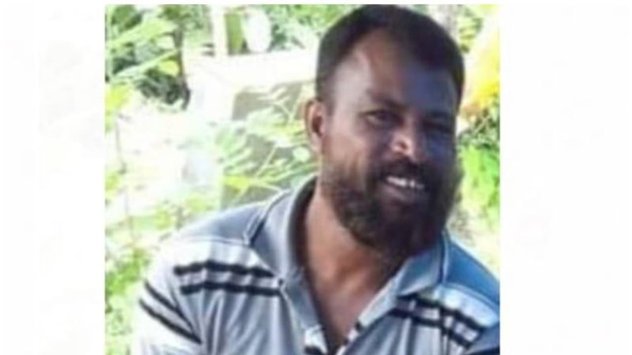 കോഴിക്കോട് കോൺഗ്രസ് പ്രവർത്തകന് വെട്ടേറ്റു; ആക്രമിച്ചത് ബൈക്കിലെത്തിയ സംഘം കോഴിക്കോട് കോൺഗ്രസ് പ്രവർത്തകന് വെട്ടേറ്റു; ആക്രമിച്ചത് ബൈക്കിലെത്തിയ സംഘം