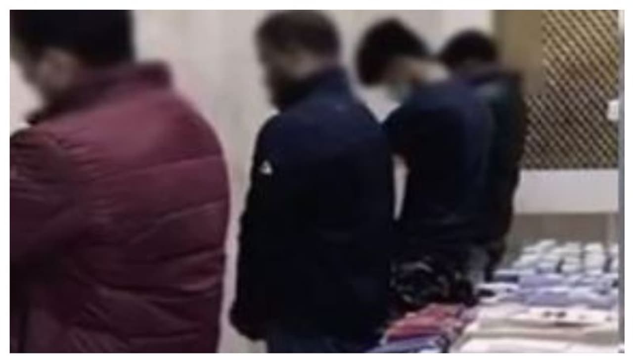 സിം കാര്ഡ് വില്പ്പന; ഏഴ് പ്രവാസി ഇന്ത്യക്കാര് അറസ്റ്റില് സിം കാര്ഡ് വില്പ്പന; ഏഴ് പ്രവാസി ഇന്ത്യക്കാര് അറസ്റ്റില്