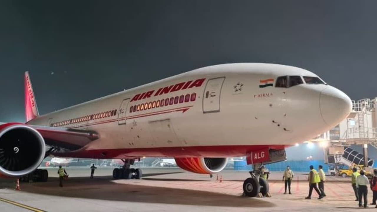 കോഴിക്കോടേയ്ക്ക് പുറപ്പെട്ട എയര്‍ ഇന്ത്യ വിമാനം ഒരു മണിക്കൂര്‍ പറന്നശേഷം തിരിച്ചിറക്കി