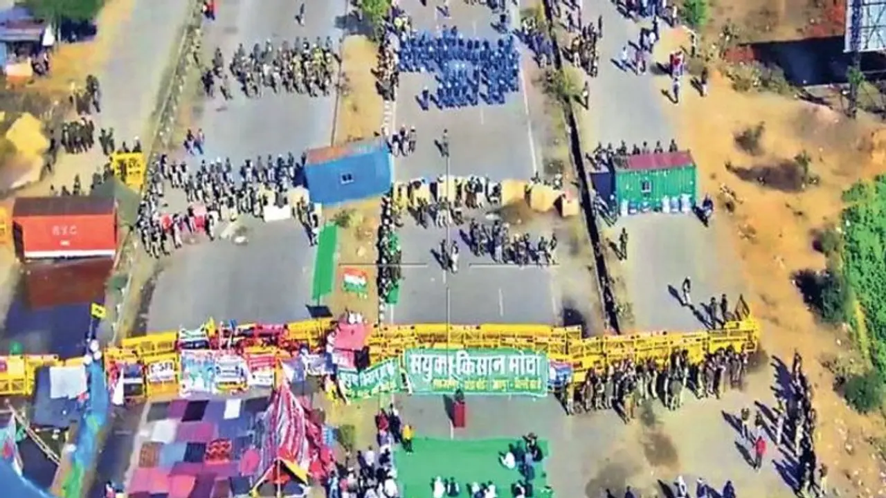 किसानों की हरकतों से दुखी ग्रामीणों ने हाईवे पर गाड़ा तंबू, बोले अब सड़क ही आशियाना..1400 जवान तैनात किसानों की हरकतों से दुखी ग्रामीणों ने हाईवे पर गाड़ा तंबू, बोले अब सड़क ही आशियाना..1400 जवान तैनात