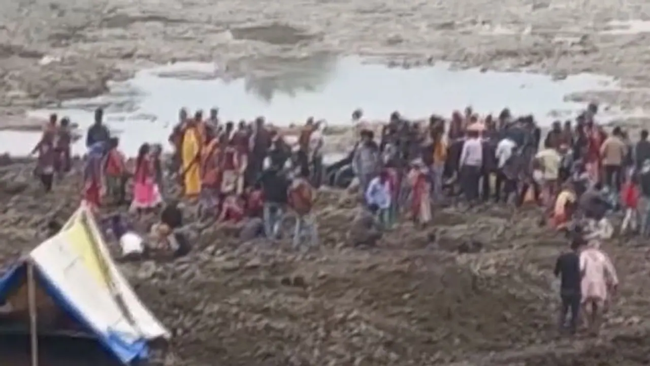 Hundreds hunting for gold coins at a riverbed in Madhya Pradesh Hundreds hunting for gold coins at a riverbed in Madhya Pradesh