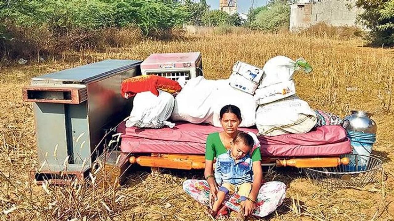 ఓ కానిస్టేబుల్ నిర్వాకం.. భార్య, కొడుకుతో పాటు ఇంటి సామాను బజార్న..