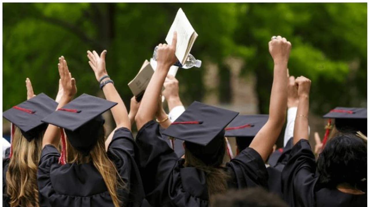 വിധവകളുടെ മക്കളുടെ ഉന്നതവിദ്യാഭ്യാസത്തിന് 'പടവുകൾ'; കുടുംബത്തിലെ രണ്ട് പേർക്ക് ധനസഹായം; അപേക്ഷിക്കാം