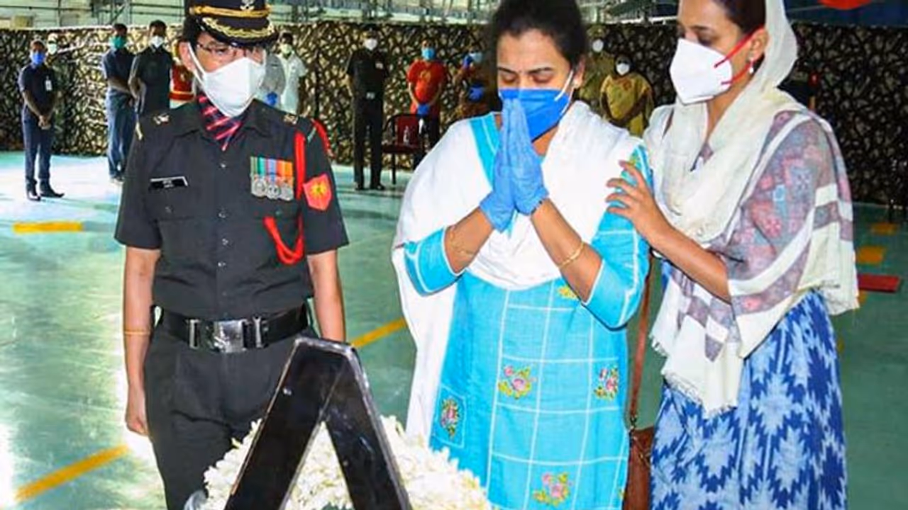 సంతోష్ బాబు భార్యకి సన్మానం.. భావోద్వేగానికి గురైన సంతోషి సంతోష్ బాబు భార్యకి సన్మానం.. భావోద్వేగానికి గురైన సంతోషి