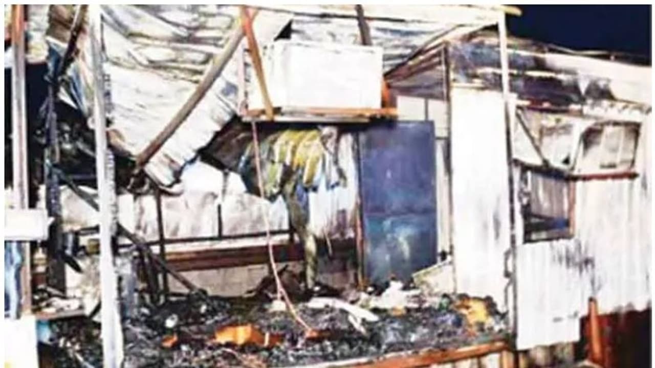 കുവൈത്തില് പ്രവാസി തൊഴിലാളികളുടെ താമസസ്ഥലത്ത് തീപ്പിടുത്തം കുവൈത്തില് പ്രവാസി തൊഴിലാളികളുടെ താമസസ്ഥലത്ത് തീപ്പിടുത്തം