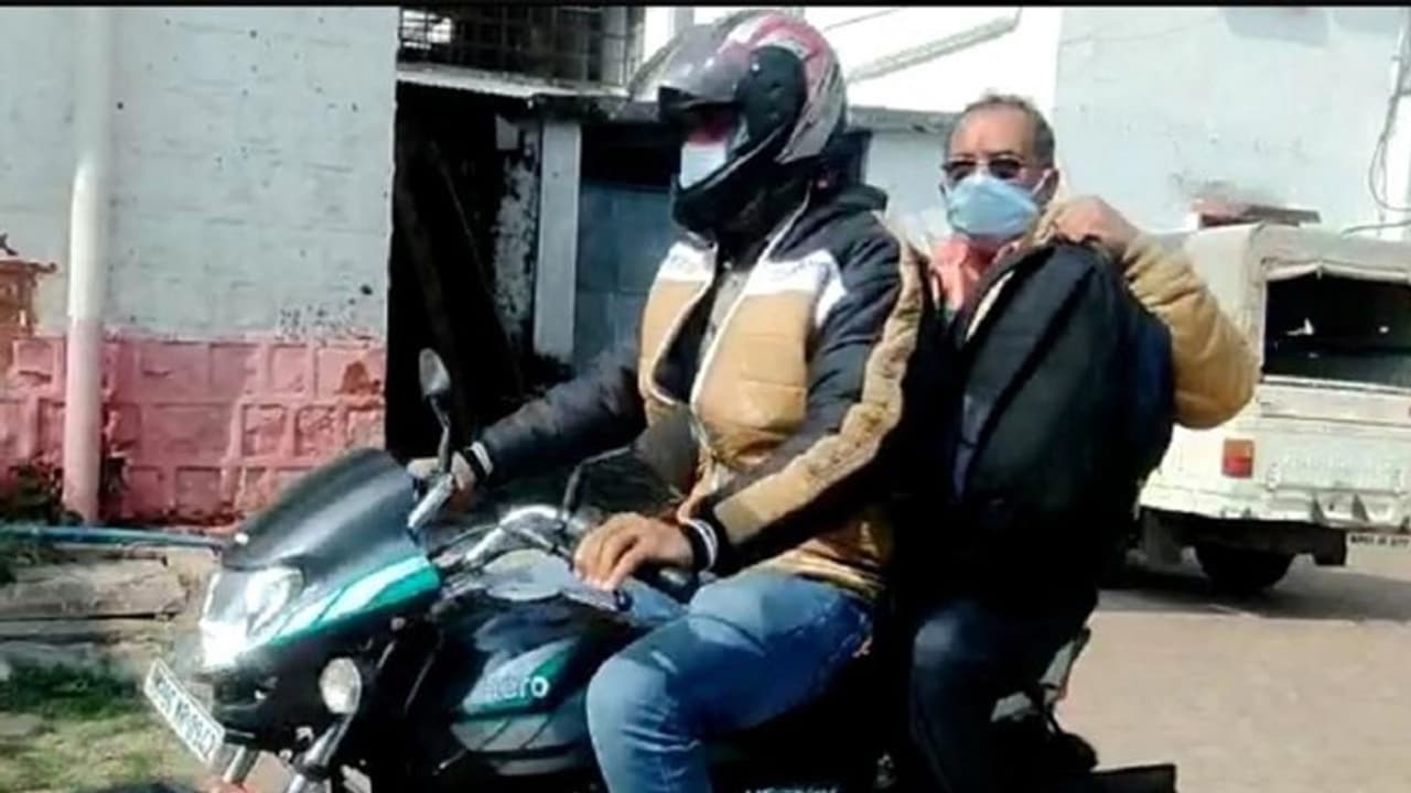 मरे पक्षियों के लिए अफसर ने अपनी जिंदगी लगाई दांव पर, CM शिवराज ने कहा आपके जज्बे को प्रणाम करता हूं मरे पक्षियों के लिए अफसर ने अपनी जिंदगी लगाई दांव पर, CM शिवराज ने कहा आपके जज्बे को प्रणाम करता हूं