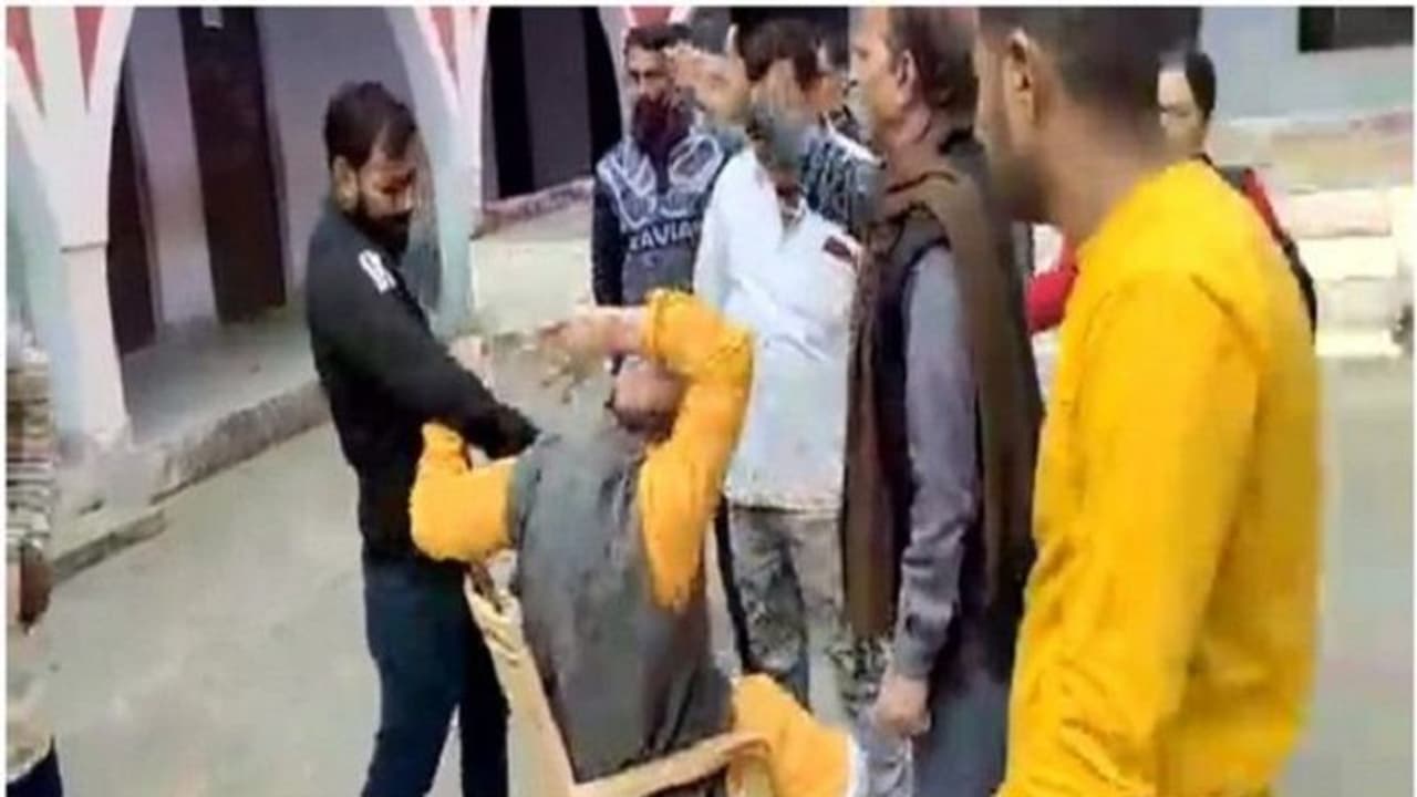 ಬಾಲಕಿಗೆ ಲೈಂಗಿಕ ಕಿರುಕುಳ: ಮಾಜಿ ಬಿಜೆಪಿ ಶಾಸಕನಿಗೆ ಹಿಗ್ಗಾಮುಗ್ಗಾ ಥಳಿತ..! ಬಾಲಕಿಗೆ ಲೈಂಗಿಕ ಕಿರುಕುಳ: ಮಾಜಿ ಬಿಜೆಪಿ ಶಾಸಕನಿಗೆ ಹಿಗ್ಗಾಮುಗ್ಗಾ ಥಳಿತ..!