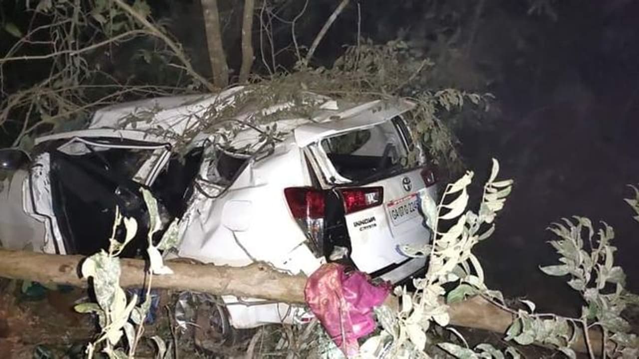 ಅಂಕೋಲಾ ಬಳಿ ಕಾರು ಪಲ್ಟಿ: ಸಚಿವಗೆ ಗಂಭೀರ ಗಾಯ, ಪತ್ನಿ, ಪಿಎ ಸಾವು ಅಂಕೋಲಾ ಬಳಿ ಕಾರು ಪಲ್ಟಿ: ಸಚಿವಗೆ ಗಂಭೀರ ಗಾಯ, ಪತ್ನಿ, ಪಿಎ ಸಾವು