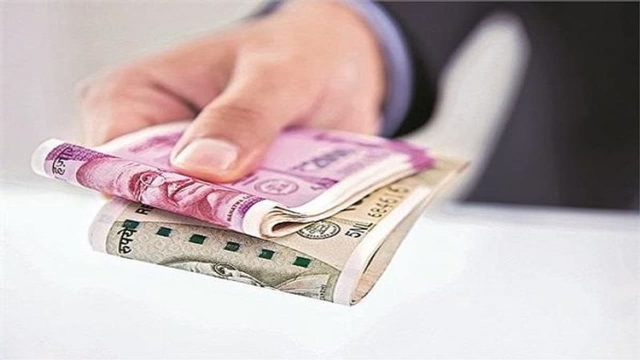 നിക്ഷേപത്തിന് ഉയർന്ന പലിശ; എസ്ബിഐയുടെ ഈ പ്രത്യേക എഫ്ഡി സ്കീം നിക്ഷേപത്തിന് ഉയർന്ന പലിശ; എസ്ബിഐയുടെ ഈ പ്രത്യേക എഫ്ഡി സ്കീം